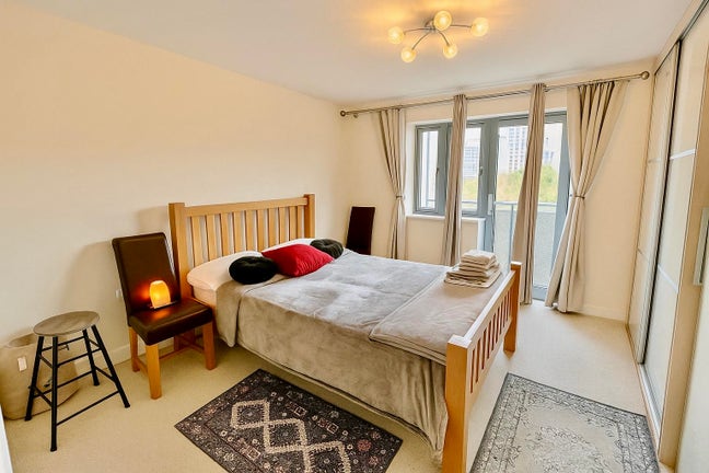 Luxe 2 bedroom apartment - Walk to two stations   Main Photo