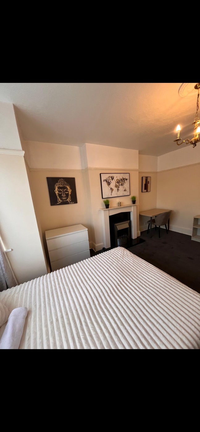 🌿 Garden & Driveway 🚗 • SM2 6HU • Bills In   Main Photo