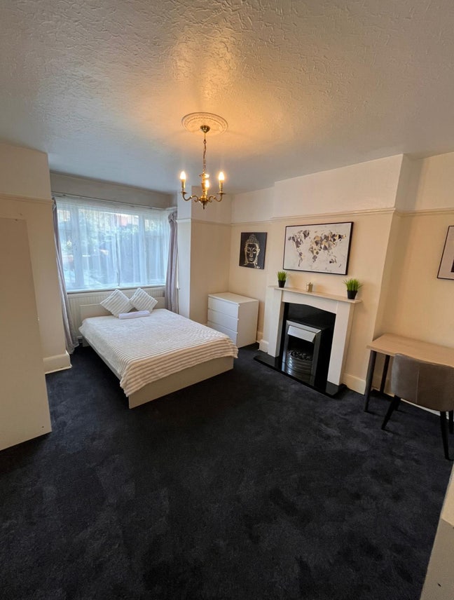 🌿 Garden & Driveway 🚗 • SM2 6HU • Bills In   Main Photo