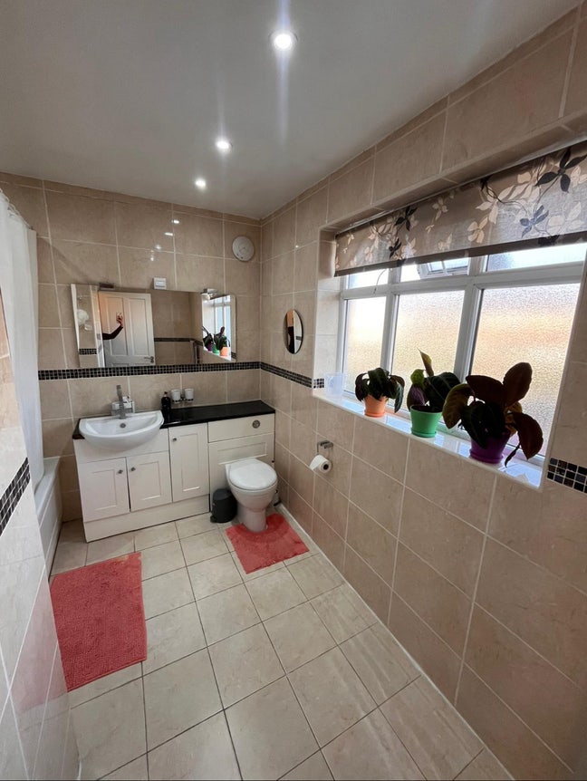 🌸 Peaceful Pro Home 👩‍💼 • SM2 6HU • Bills In    Main Photo