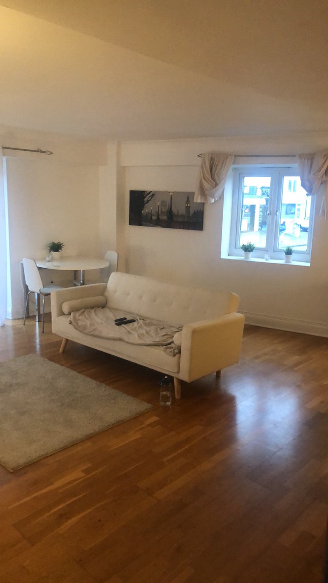 2 bed flat - room to rent Main Photo