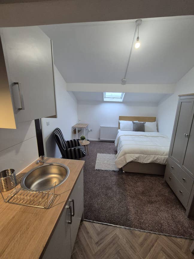 Stunning Studio in Modern Renovated Home in BL9 Main Photo