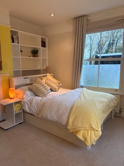 Bright en-suite double available in the Chiltern’s Main Photo