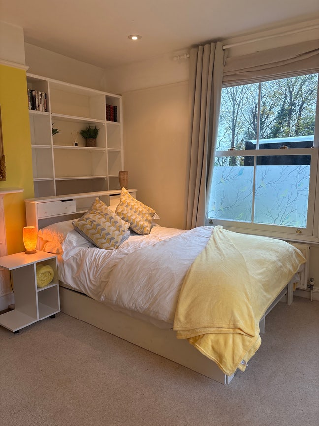 Bright en-suite double available in the Chiltern’s Main Photo