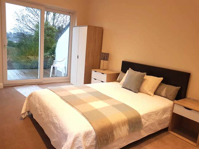 ** Large Modern En Suite Room -All Bills Included! Main Photo