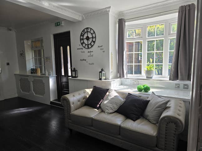 Double rooms available iin a spacious house Main Photo