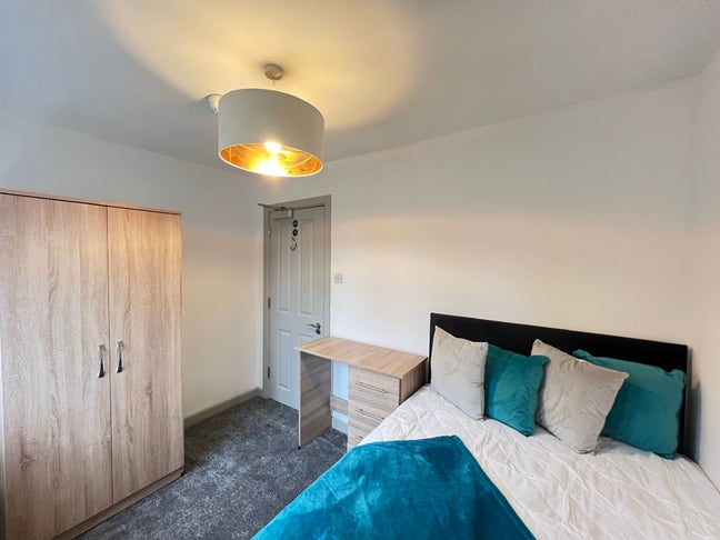 Newly Decorated & Furnished Double Room Main Photo