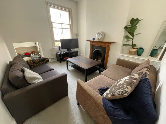 Spacious 2-bed Maisonette, Battersea Rise SW11  Main Photo