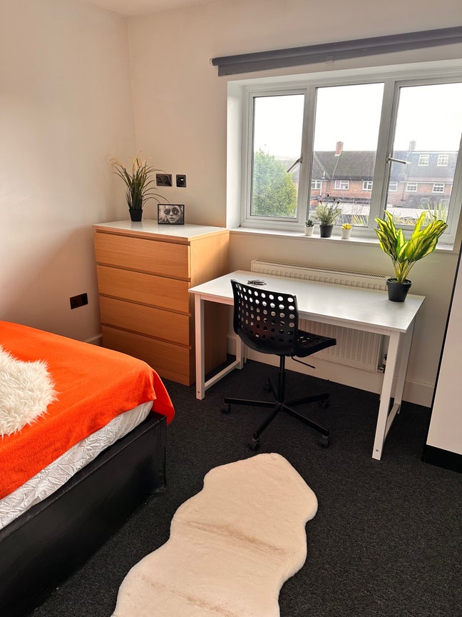 Two Stunning Double En-suite Rooms Available Now!  Main Photo