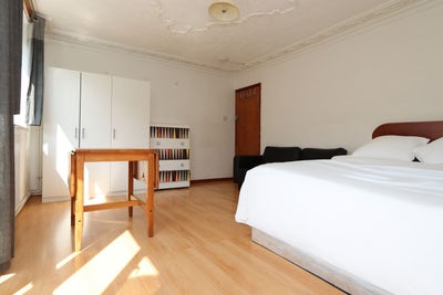 Prime Location by Elizabeth--Short Walk to Aldgate Main Photo