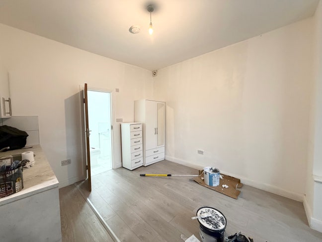 ***Studio Flat To Rent, N9*** Main Photo
