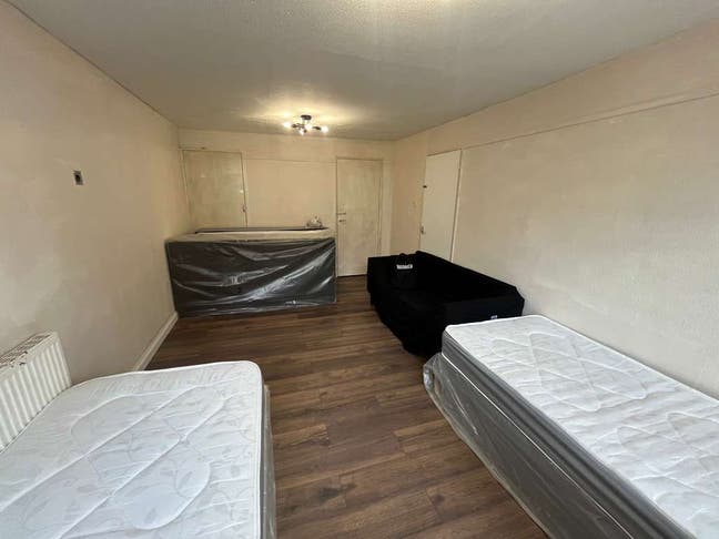 Bed space, double rooms available in IG5  Main Photo
