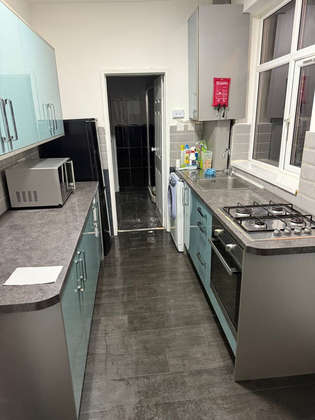 4 bedroom 1 bathroom Main Photo