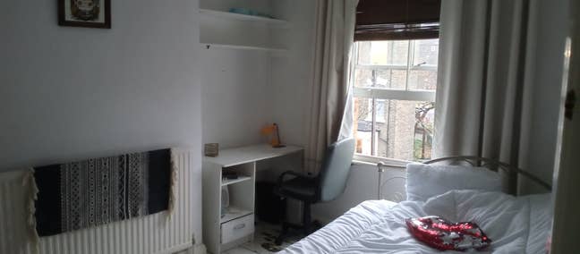 Lovely double room in clean Victorian flat  Main Photo