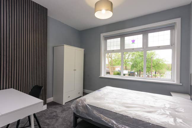 Spacious Double Ensuite Bedroom Main Photo