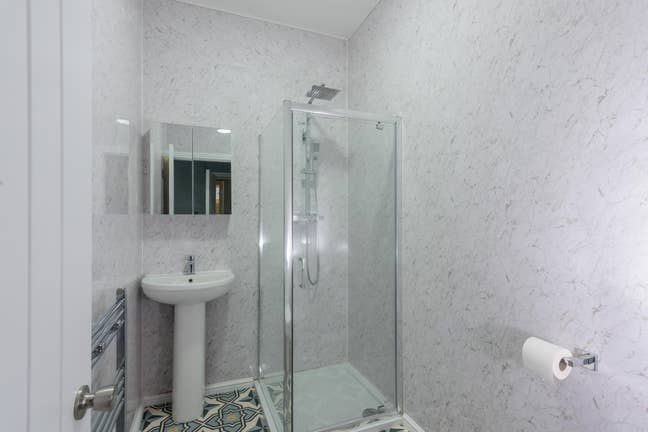 Spacious Double Ensuite Bedroom Main Photo