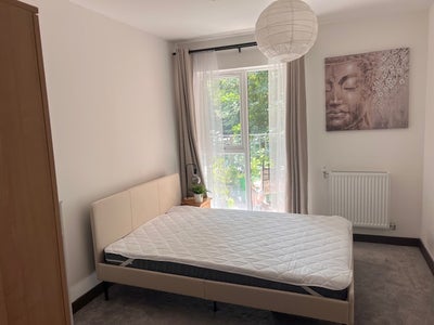 Double room central location. Furnished Main Photo