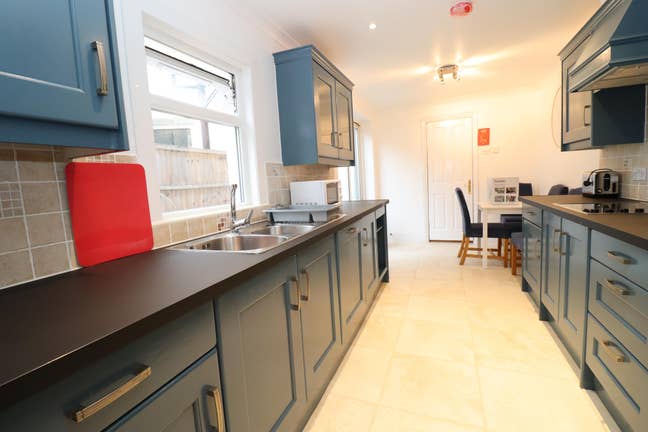 Live Near the Thames – Hammersmith Rooms Available Main Photo