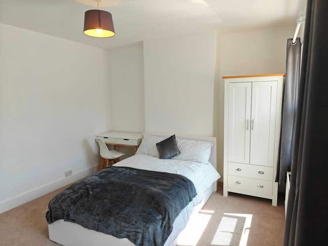 Double Room with All-Inclusive Rent- Near station  Main Photo