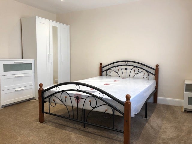 Double Room in West Green Drive Main Photo