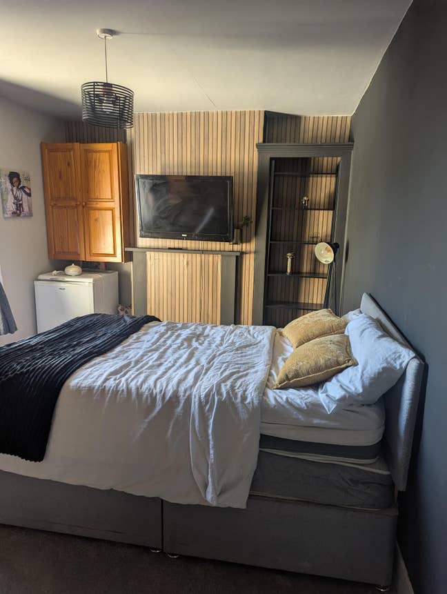 Fully furnished double bedroo with own TV & Fridge Main Photo