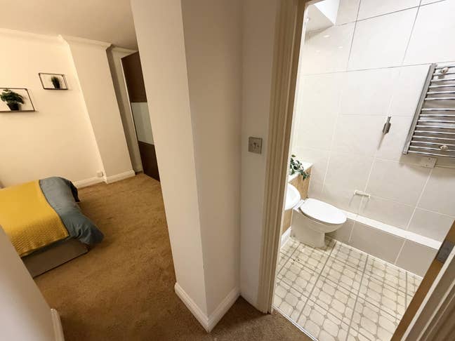 Ensuite and double at Crossharbour Main Photo