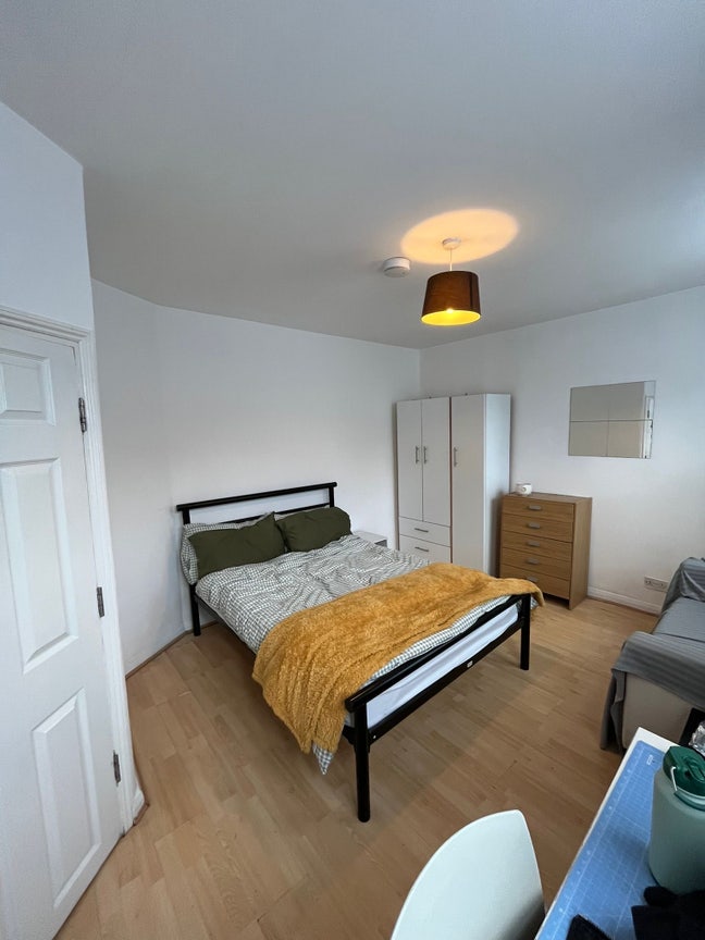 Room available NOW 5min walk from Mile End station Main Photo