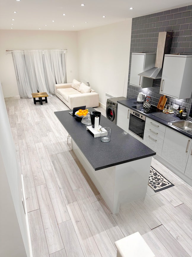 Very Large Room ( All Bills Included) Main Photo