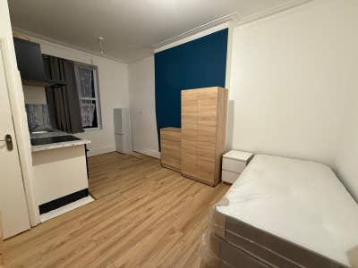 Refurbished studio/Bills included/No Deposit Main Photo
