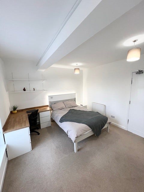 Lovely Spacious Double Room in Modern Shared House Main Photo