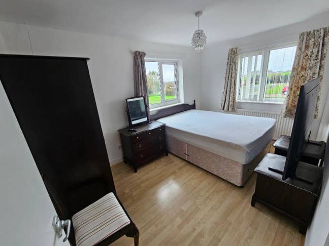 Double bedroom to let in family home Main Photo