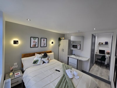Highend-Studio Style En-Suite Rooms.  Main Photo