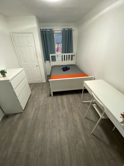 Large Double Room to Let Main Photo