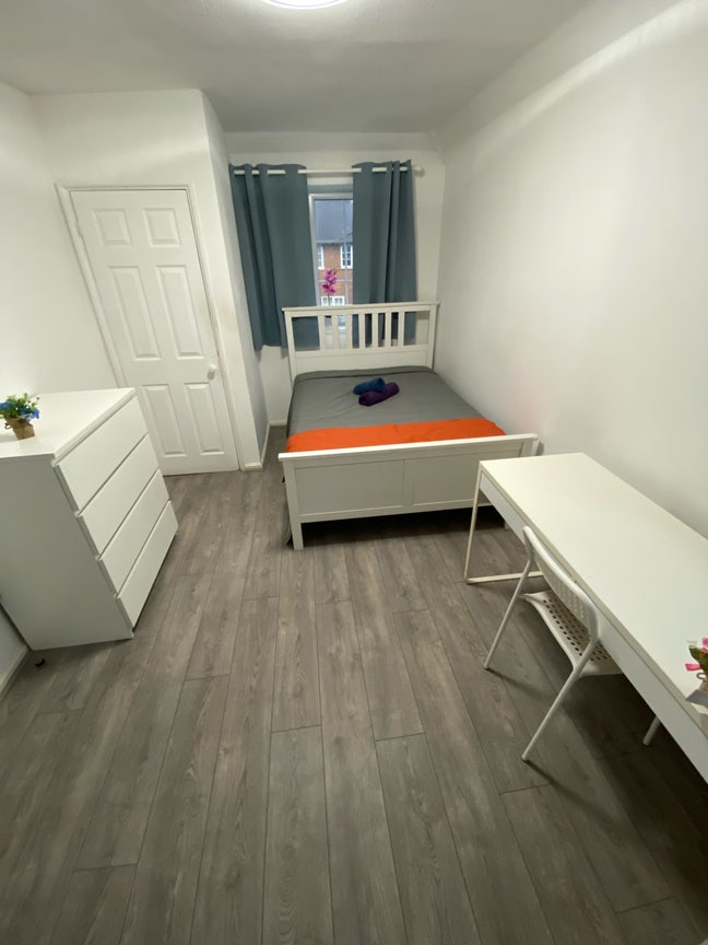 Large Double Room to Let Main Photo