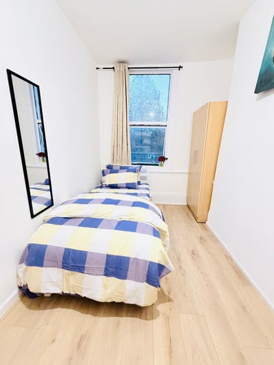  Newly  Refurbished  SNG  Room@E1 /Limehouse
 Main Photo