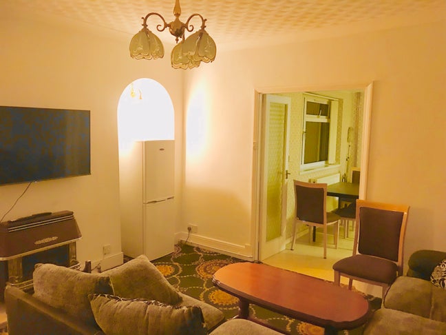 Large room in clean quiet central 5 bed house Main Photo