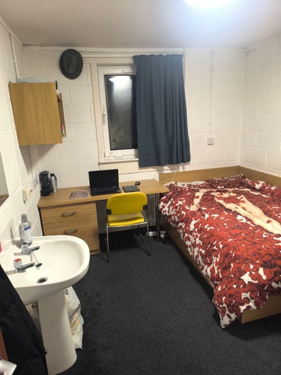 Double Bedroom in student accommodation  Main Photo