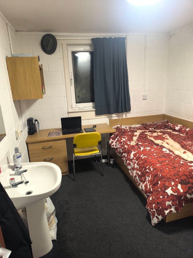 Double Bedroom in student accommodation  Main Photo