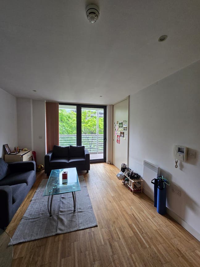 Riverside apartment room available  Main Photo