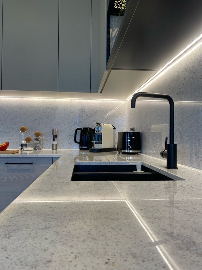 Modern flat with stunning views Main Photo