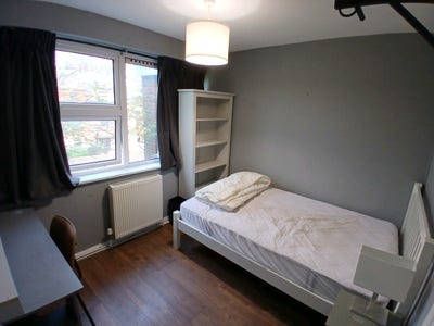 1 spare bedroom in 3 bedroom flat. Main Photo