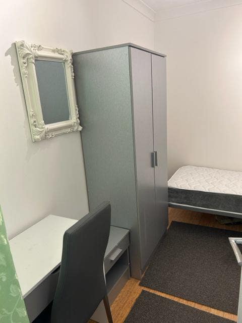 1 single +2 double room available in SE17 Main Photo