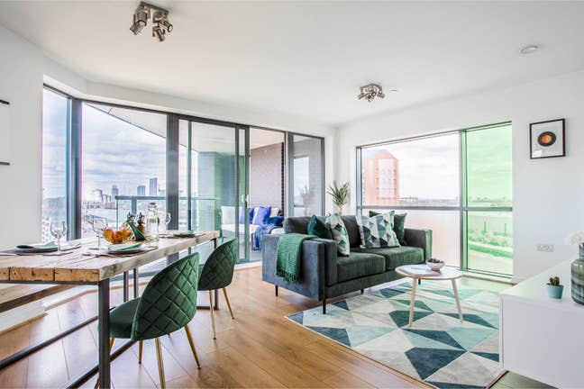 Luxury Ensuite ✦ City Views ✦ Great Connections Main Photo