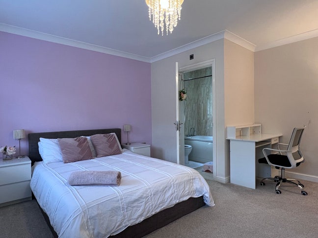 1 en-suite & 1 small double room available. Main Photo