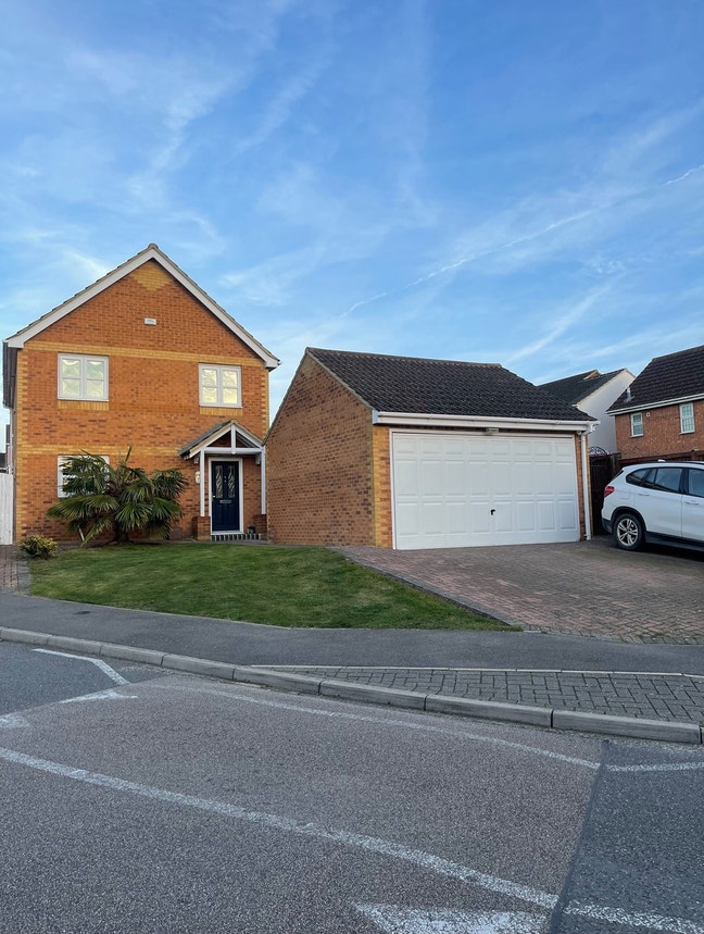 Large double bedroom with en-suite (studio style)  Main Photo