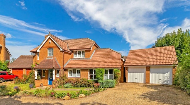 1 bed ground floor flat on private road  Main Photo