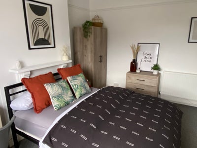 Lovely modern rooms, great location, top 🛜+🚗+🧹 Main Photo