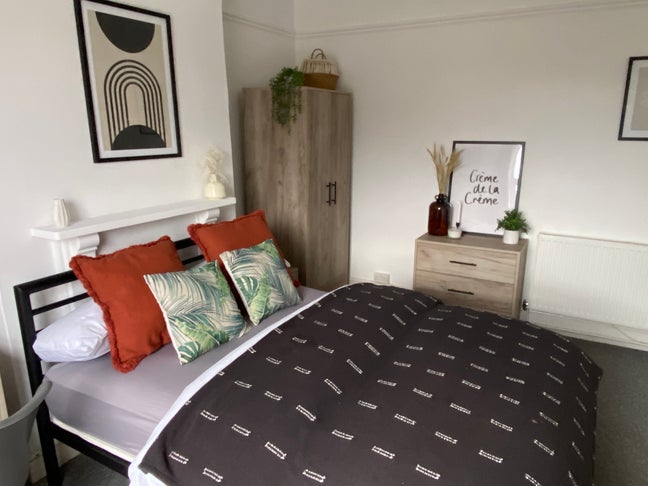 Lovely modern rooms, great location, top 🛜+🚗+🧹 Main Photo