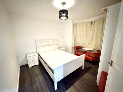 Room with Own Bathroom Fab Location! Main Photo