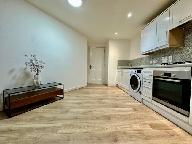 Beautiful 2-Bedroom Studio Apartment – Barking Main Photo